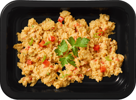 Скрэмбл с индейкой, овощами и зерновыми хлебцами