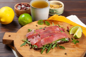 Брускетта с тунцом dry aged