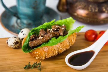 Вьетнамский багет с говядиной и кунжутом